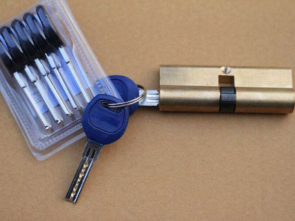 昆明開(kāi)汽車鎖電話(修鎖換鎖芯電話)